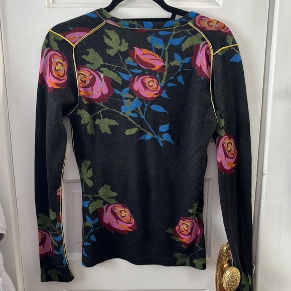 Knitwit 100% Cashmere Rose Blossom V-Neck sweater - Picture 2 of 8